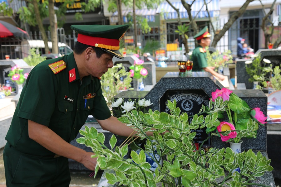 Bệnh viện Bỏng Quốc gia Lê Hữu Trác viếng nghĩa trang liệt sĩ tại các địa phương
